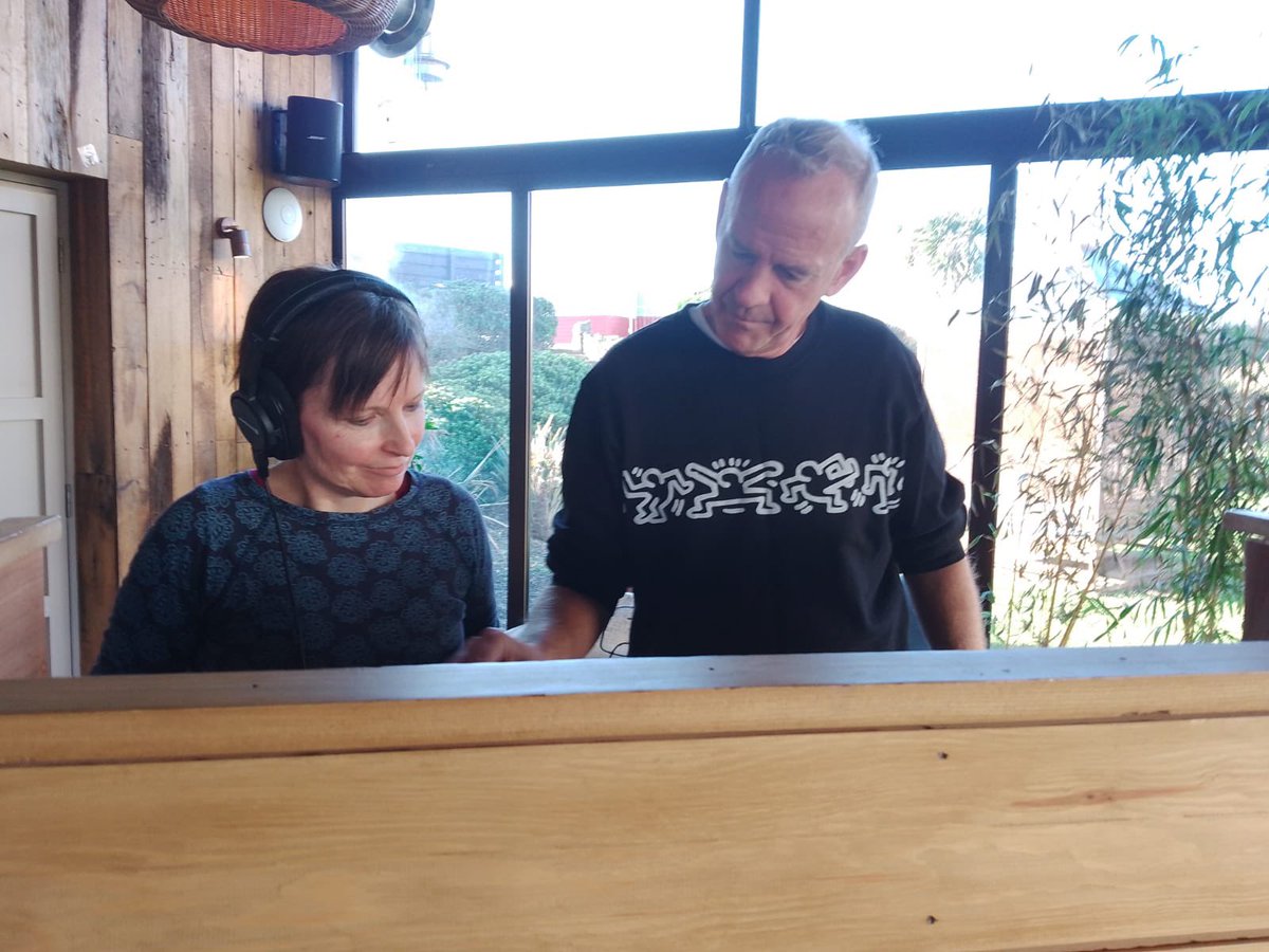 AmberstoneAr's tweet photo. Our senior OT mixing it up today with the one and only FATBOY SLIM on the decs!! Thanks to the spft music network for making links with the wonderful DJ. He is doing an amazing job supporting our clients to connect with music for positive well-being @withoutstigma @FatboySlim ✌🏻 https://t.co/57oEZbDrzi