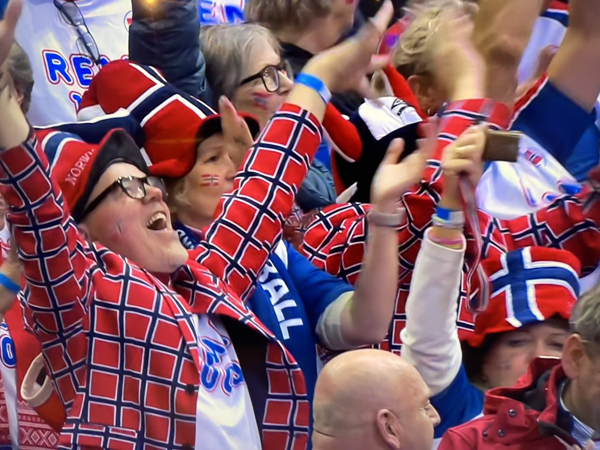Liker så godt å se håndballherrene omfavne hverandre. De er støttende og løfter hverandre opp. Og så har de en ekstra  spiller i form av publikum. Herlig seier over Serbia.