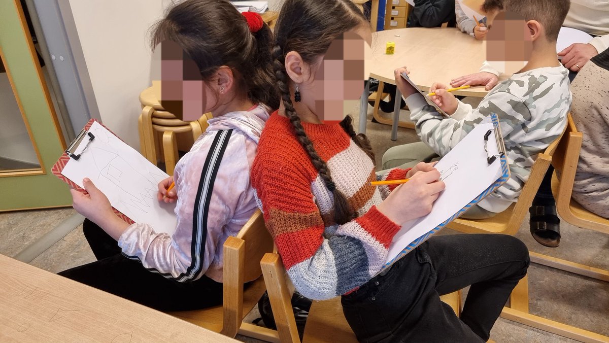 3C #långmosseskolan eleverna tränade på att lyssna på instruktioner som kompisen gav för att kunna måla efter givna instruktioner. 
Samarbete när det är som bäst❤️
<a href="/JerlhaAnna/">Anna-KristinaJerlhag</a> <a href="/DGicarevska/">Daniela Gicarevska</a> <a href="/GillbergSusanne/">Susanne Gillberg</a>