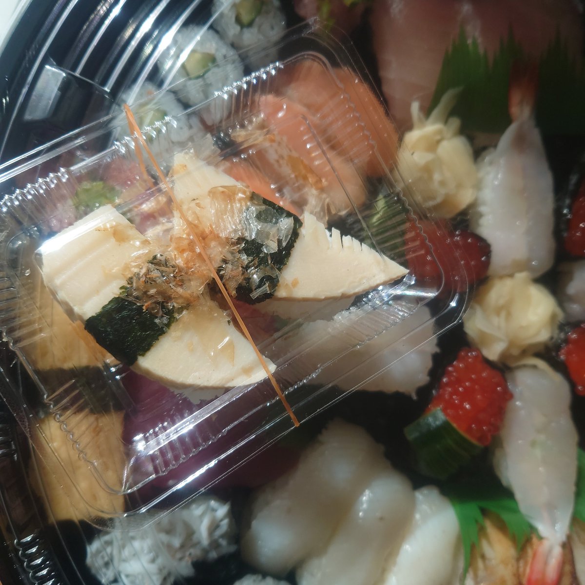 勢いってのはすごいもんで 全部食べるのに何日かかるか って、ぐらい注文。 全部ポイントにて🍣お寿司 今もつまんでます🙂 ※写真は昨日の夜のもの