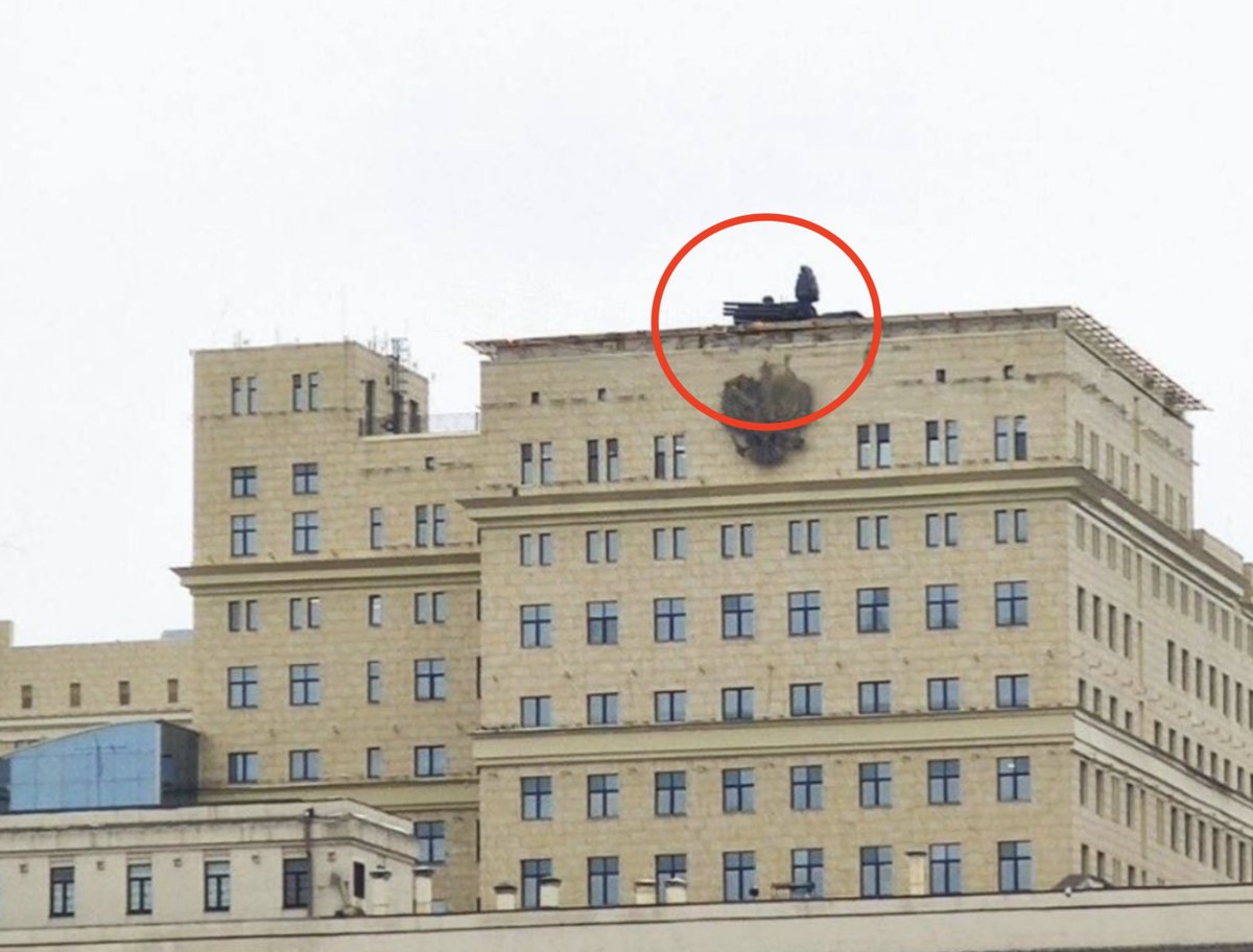 ChuckPfarrer's tweet photo. CHANGE OF PLAN?  Putin set out to conquer Kyiv. Today, a crane was used today to install a Pantsir-SM air defense system on the roof of the Russian Ministry of Defense in Moscow.  Now it looks like Putin is planning a last stand in Moscow. https://t.co/bSLvl1TnVE