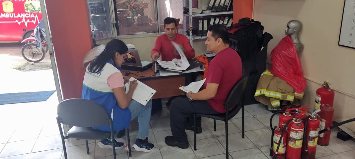IESS_SSC's tweet photo. #Napo | La Unidad de Afiliación y Control Técnico del @IESSec junto al @MinTrabajoEc realizan inspecciones ejecutivas a los miembros de la casaca roja 👨🏻‍🚒👩🏻‍🚒 del cantón Tena. https://t.co/mwvgytSVxK