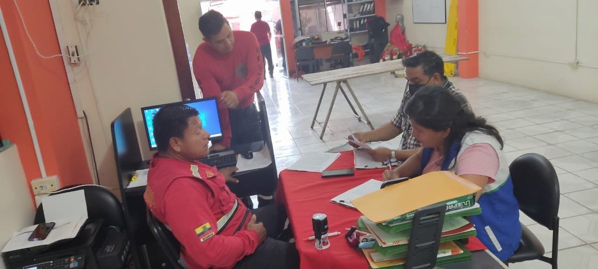IESS_SSC's tweet photo. #Napo | La Unidad de Afiliación y Control Técnico del @IESSec junto al @MinTrabajoEc realizan inspecciones ejecutivas a los miembros de la casaca roja 👨🏻‍🚒👩🏻‍🚒 del cantón Tena. https://t.co/mwvgytSVxK