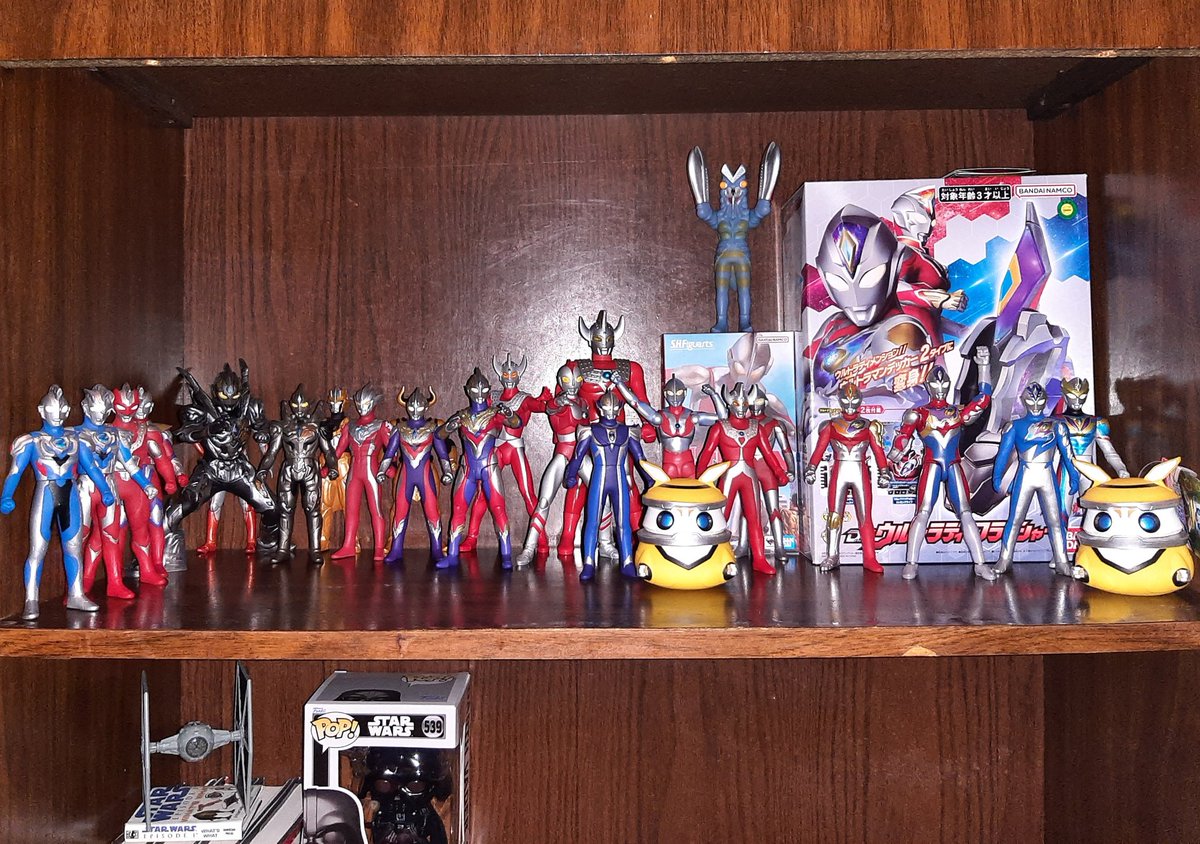 ultramanplus's tweet image. Here&apos;s my current Ultraman shelf. I have alot that I dont have displayed right now as well as much more in storage but for now this is what I have to work with. Pretty proud of it considering what I have to work with. #Ultraman #UltramanCollection #toys