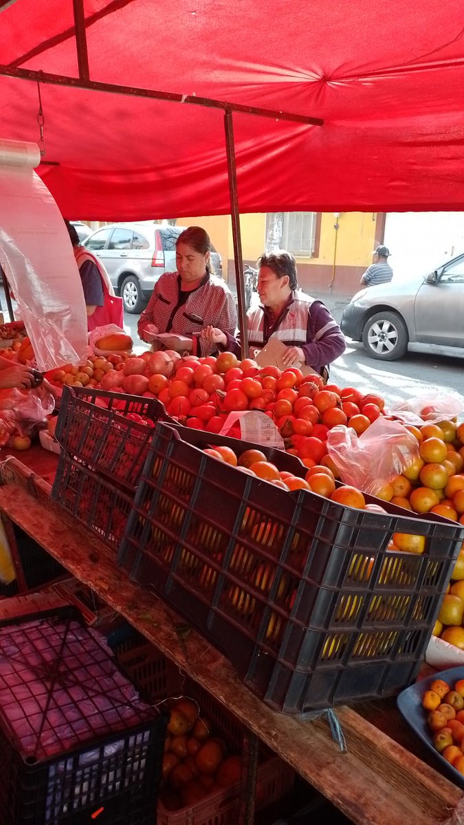 YoConLourdesPaz's tweet photo. Hoy tenemos dos puntos de abasto 🍉🌽🥔🍈para nuestros vecinos de @IztacalcoAl. Los puedes encontrar en  Av. Guadalupe &amp; calle 4 en la colonia Agrícola Oriental y en cafetal #734 en Granjas Iztacalco. Adquiere productos frescos y a precios solidarios. 🥭🍍🥑🥦 https://t.co/oev9RI4uYT
