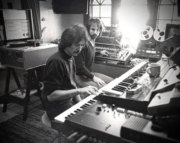 HorrorHiFi's tweet photo. Horror Hi-Fi exemplifies visual and audio art of John Carpenter. A happy 75 years around the sun to the master of horror 📽🩸📼

#horrorhifi #johncarpenter #horrormovies https://t.co/Vn7RCAHLE0