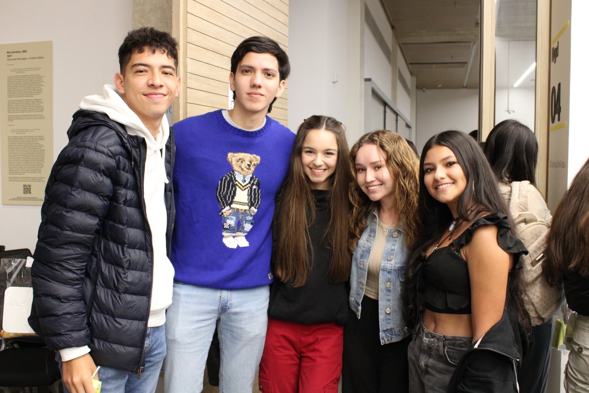 facisouniandes's tweet photo. 😍¡Oficialmente le damos la #Bienvenida a nuestros nuevos estudiantes de la Facultad de Ciencias Sociales! Así se vivió la #BienvenidaUniandes 2023 - I
#SomosUniandes #UniandesSoyYo #volveralcampus #colombia https://t.co/c9pDMzbilP
