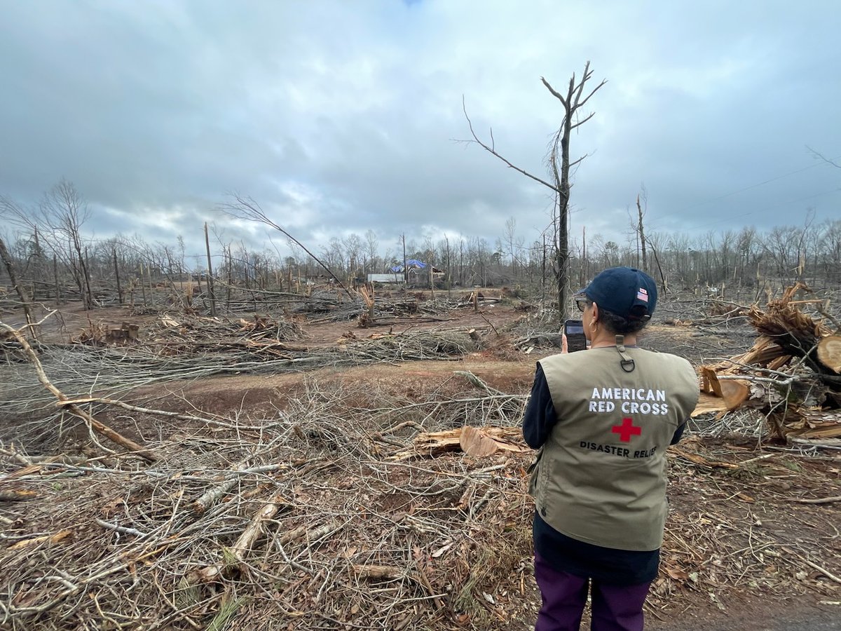 GARedCross's tweet photo. Dozens of tornadoes 🌪️ were reported last week across Alabama &amp; #Georgia, some with winds as strong as 136 mph. Hundreds of volunteers are on the ground now in Georgia supporting those impacted by this disaster. #thread https://t.co/NGoaXF5zQe