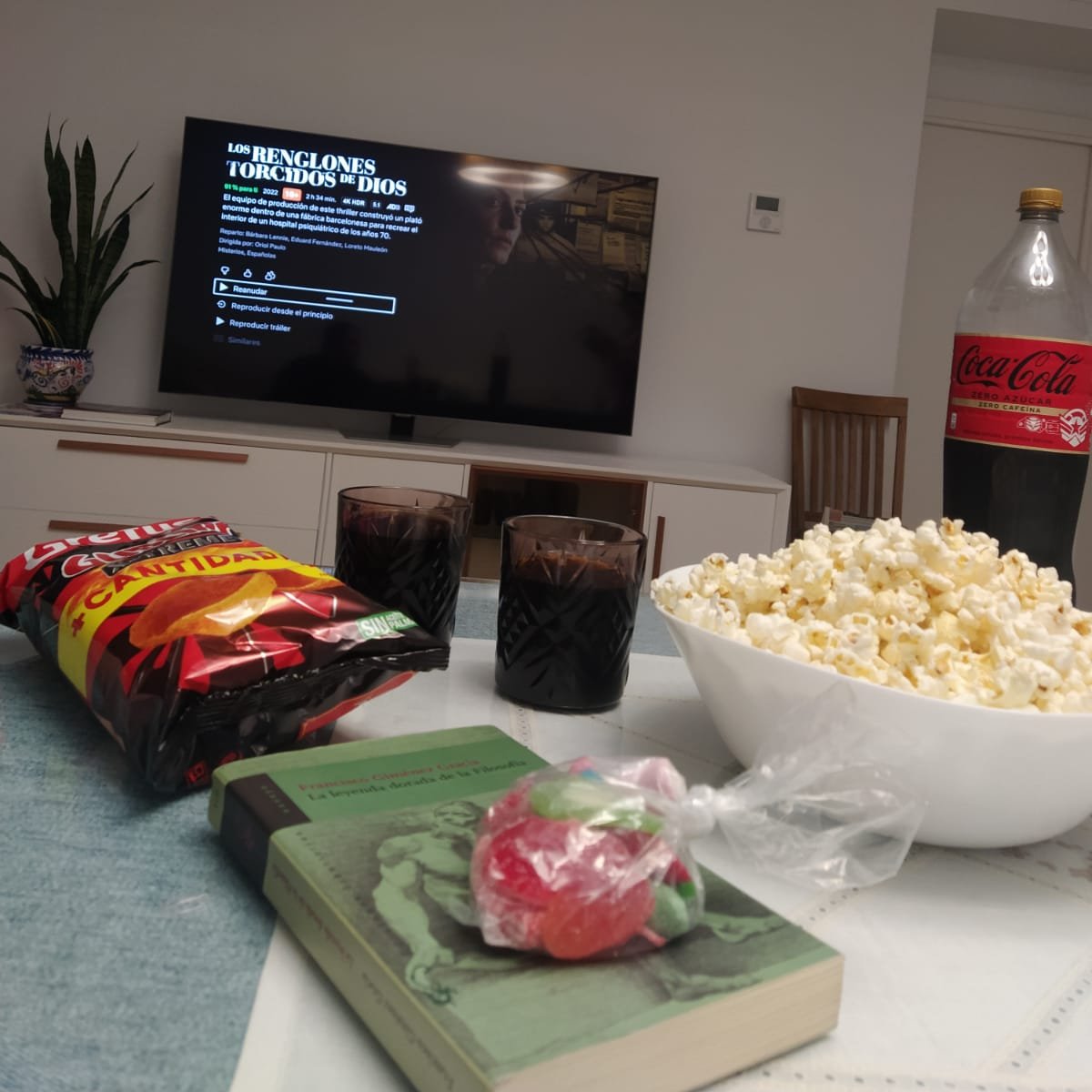RecargPilas's tweet photo. Noche de cine en casa. Palomitas + Coca-cola = ¡felicidad!

https://t.co/qWeExChwq5

#LosRenglonesTorcidosDeDios, #LibrosRecomendados, #juernes https://t.co/HcvMGe6sLm