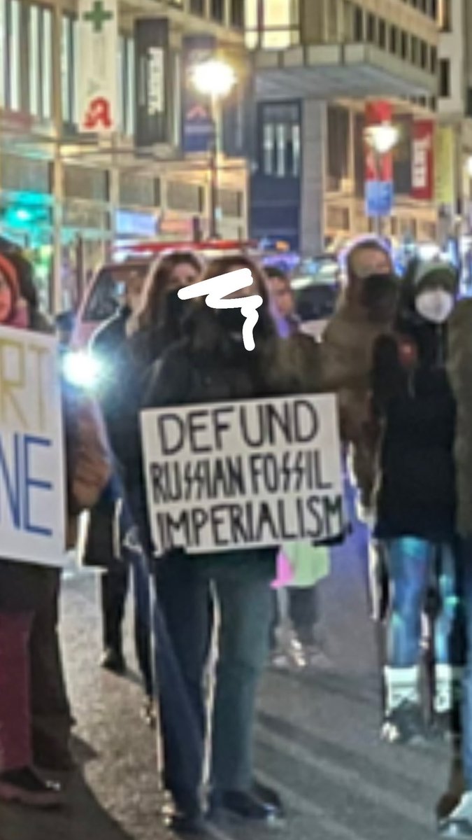 Diese junge Frau wurde auf der heutigen linken, friedlichen Demonstration #b1901 gegen russischen Imperialismus & Faschismus für dieses Schild von der Berliner Polizei festgenommen. Ihre Personalien wurden aufgenommen und ihr droht nun eine Anklage. Der Grund: 🧵