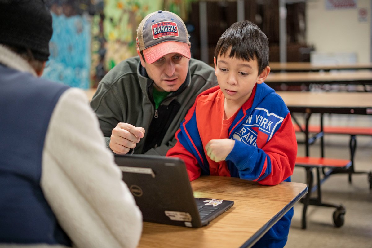 ccsdschools's tweet photo. Students and parents bonded over programming during Woodglen’s Enrichment Celebration this morning! With a TON of Ozobots our 4th graders flipped the script on their parents by teaching them the basics of block coding, and showing them how #STEM works at CCSD! @WoodglenMaher https://t.co/ifuhLIzt06