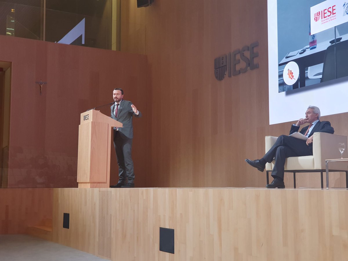 DSostenibleCLM's tweet photo. 👉@JL_escudero en su participación en Jornada #BiocarbonEstates @f_artemisan sobre valoración de la captura de CO2 entre propietarios y gestores de fincas ha destacado que #CLM ha sido pionera creando un fondo de externalidades a favor de los servicios ecosistémicos
👇(sigue 1/2) https://t.co/2WoRT6ecFJ