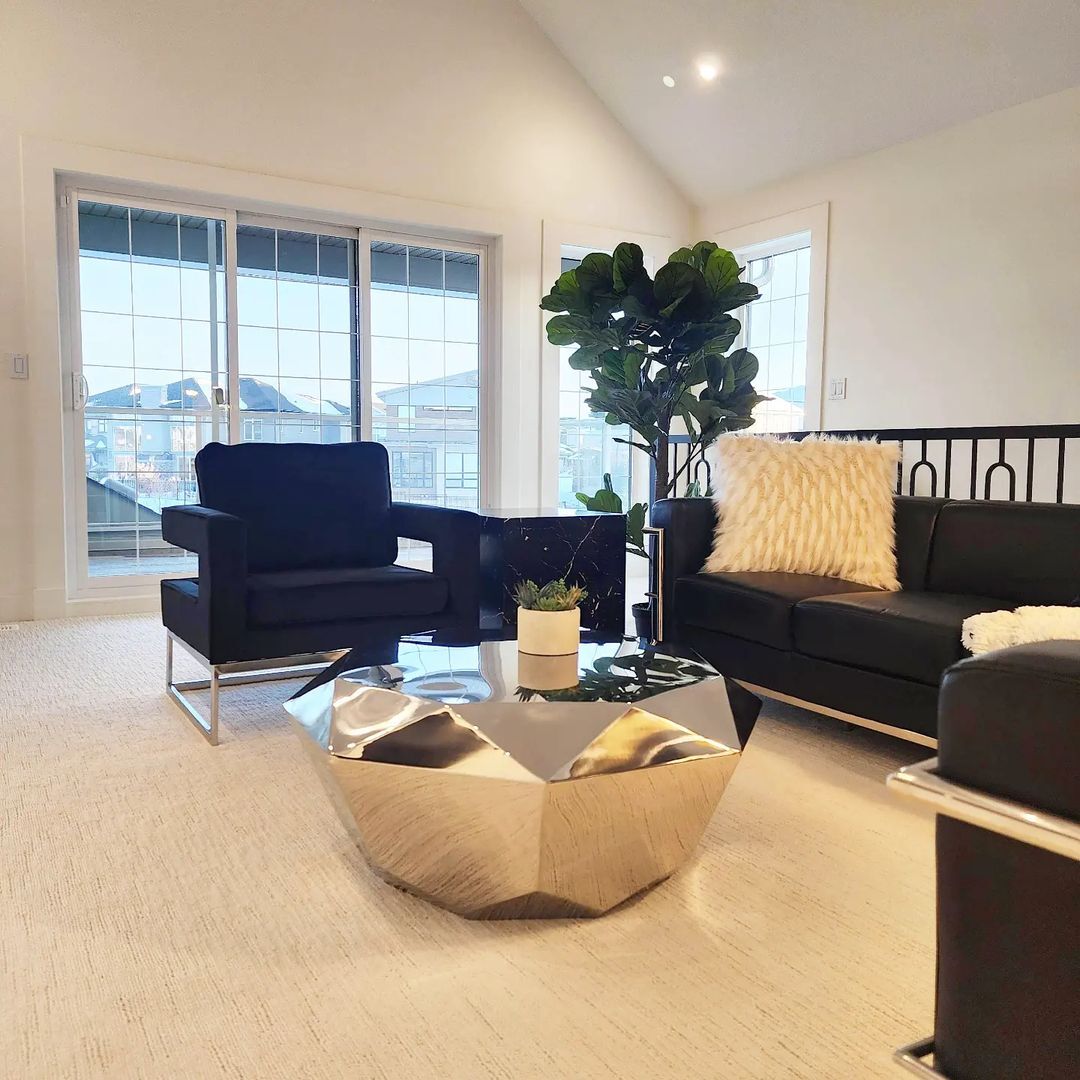 HillviewYEG's tweet image. Check out the upstairs sitting room in our new Jagare Ridge show home; the beautiful large windows add plenty of sunlight throughout the day! 
#edmontonshowhome #yegarchitecture #yegconstruction #newhillviewhome #yegcommunities #designbuild #homevision #yeglocal