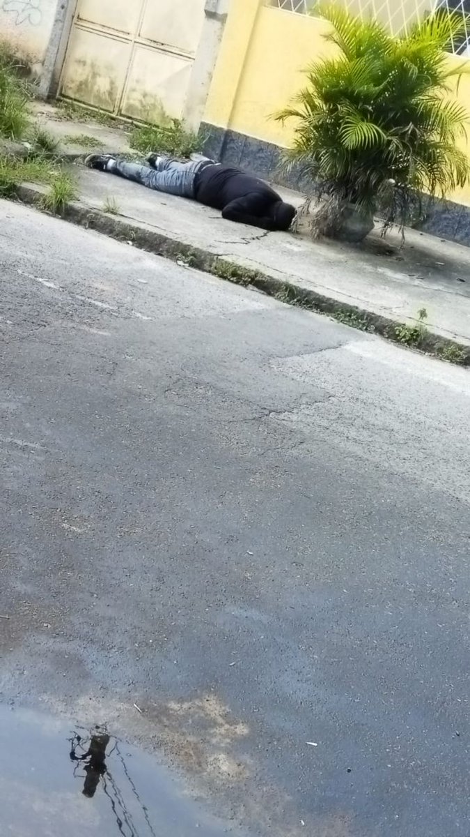 operacionalrj22's tweet photo. Três criminosos foram presos em uma ação do 40BPM na comunidade do Lameirão,em Campo Grande.
Na ação um quarto criminoso morreu durante o confronto entre dois grupos de criminosos.
Foram apreendidos dois fuzis,cinco carregadores,uma pistola e uma capa de colete. https://t.co/f7rf7xE7vg
