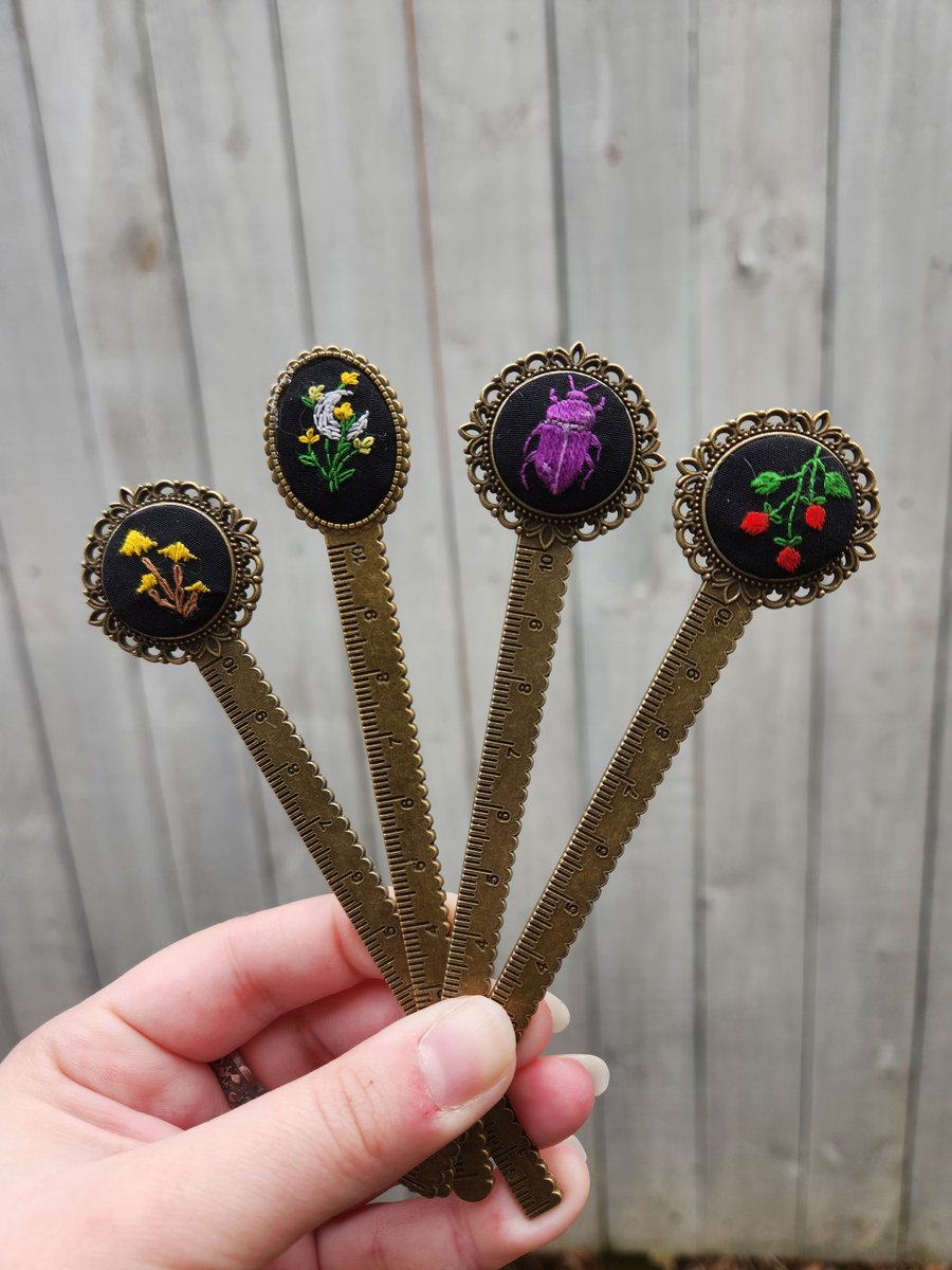 miserable_fool's tweet photo. Some cute new items in my etsy shop, including this pack of pins and these individual bookmarks! 💝📚✨️

#embroidery #handmade #pins #pinpack #bookmarks #booklover #gifts #etsystore #queerartist #supportsmallbusiness https://t.co/ipm3x4vLe1
