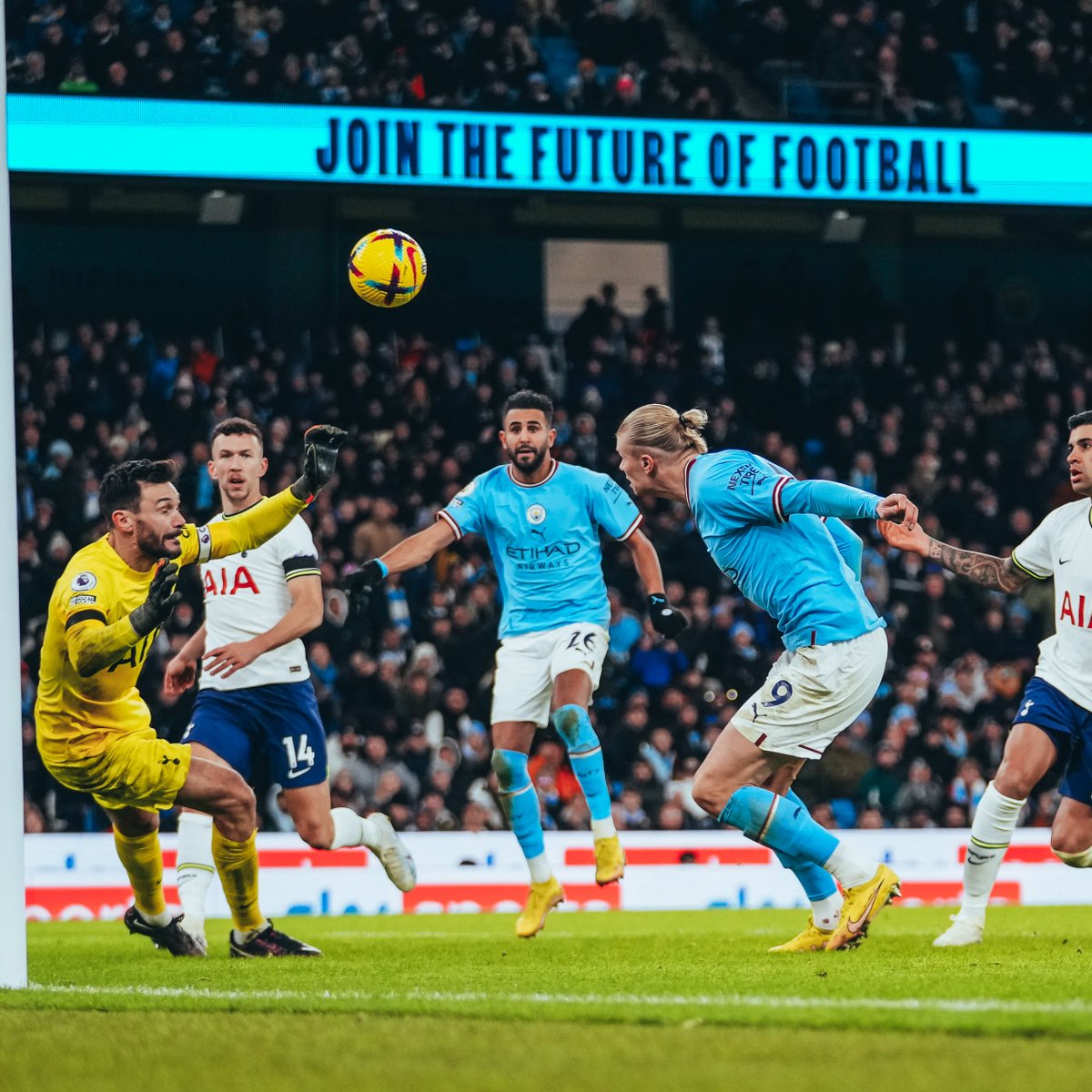 ManCity's tweet photo. 3️⃣ goals in 1️⃣2️⃣ minutes at the Etihad! 🤯

🔵 3-2 ⚪️ #ManCity https://t.co/H0W2z0HjiE