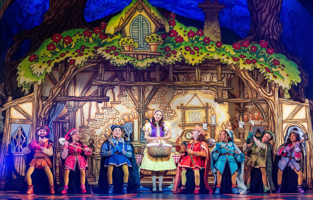 Denquar's tweet photo. What a lovely show and company. Thank you @XRoadsPantos for this amazing opportunity @New_Theatre photos by Tim Dickenson 📷. #NTpanto2022 #pantoprincess #snowwhite #cardiffpanto #crossroadspantos https://t.co/CwmD4331J1