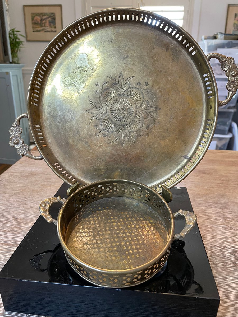 RobynParkerHome's tweet photo. Early 20th Century Large and Small Brass Handled Trays https://t.co/WX1AiDH2a0 #bronze #anniversary #mothersday #vintagebrasstray #brassvintage #brasswinetray #robynparkerhome https://t.co/4AWN52Spou