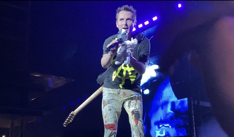 VickySchmidt90's tweet photo. AYER EN MI CONCIERTO DE MUSE MATT BELLAMY ME CANTO EN MI CARA ME ENCANTA FUE LO MEJOR QUE ME PASÓ EN LA VIDA https://t.co/et6ksaLhZ7
