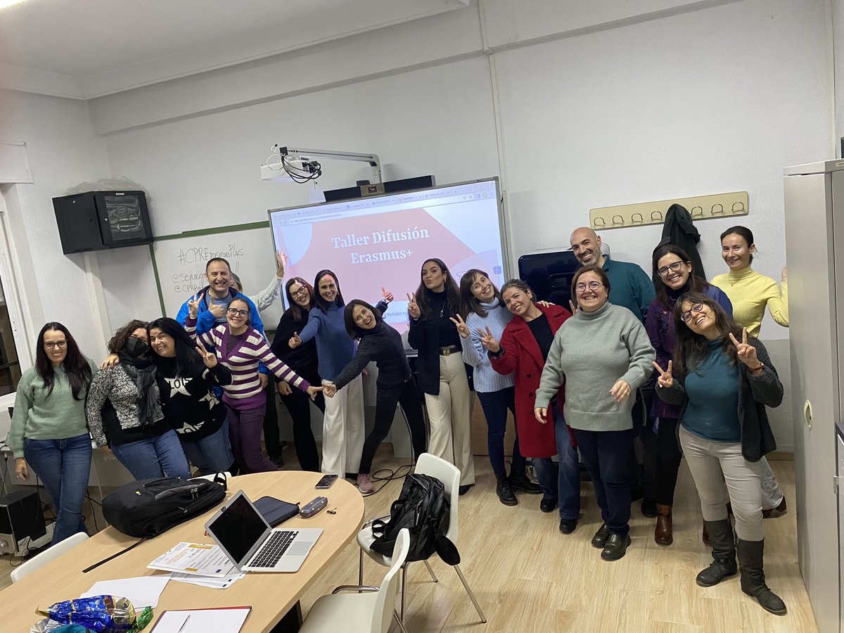 CPRBADAJOZ's tweet photo. 🇪🇺Seguimos en el curso #CPRErasmusPlus con el taller de #Difusion para mejorar la visibilidad de los proyectos #ErasmusPlus. Gracias @vicromanb por el apoyo del @SopenaBadajoz y su equipo de comunicación @sepiegob @InnovacionForm @UpeBadajoz https://t.co/jyULkgjo6f