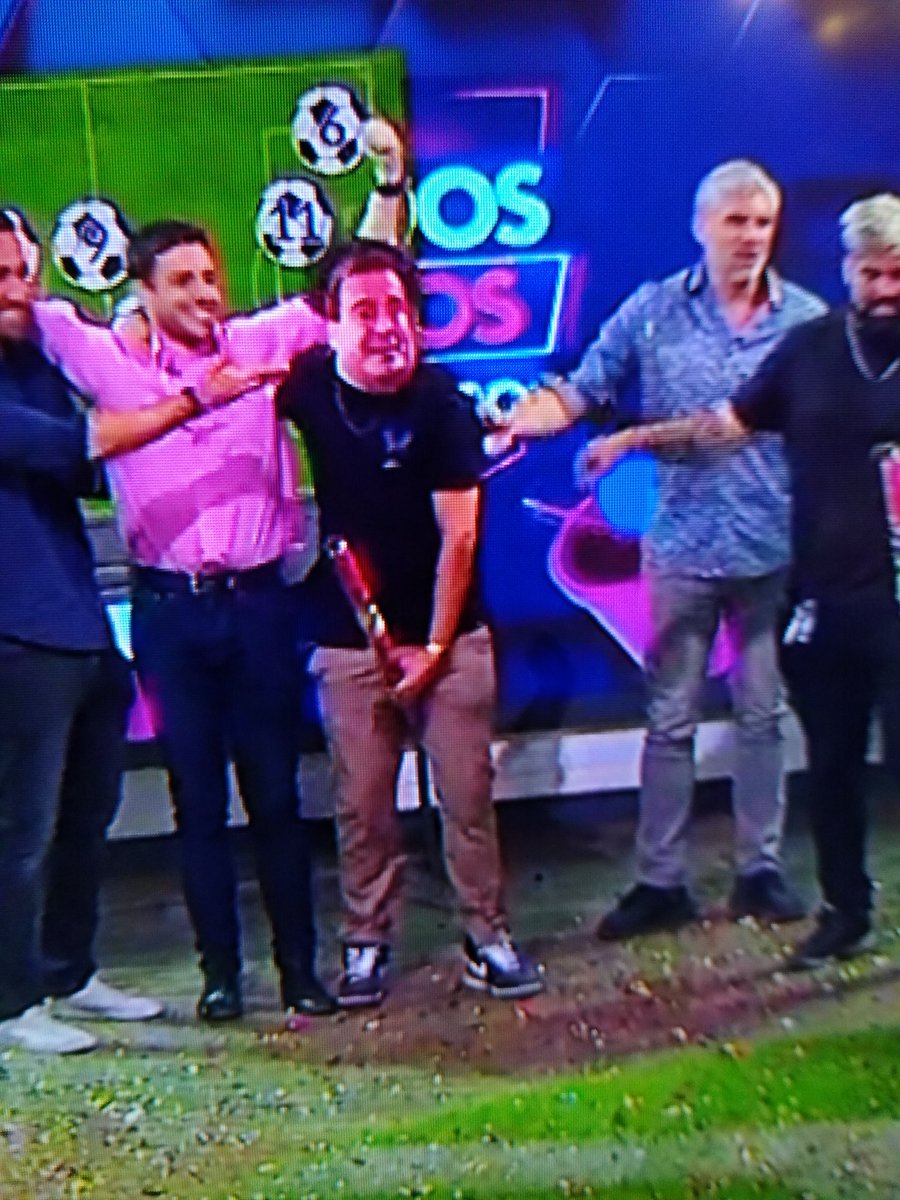 pipebustosrojas's tweet photo. @TNTSportsCL criticaron a Dibu M. Cuando hizo un gesto en el mundial y hoy un 🤡 con un cañón de confeti lo utiliza varias veces donde mismo. Veo el programa con mi hijo y mal el gesto hoy para finalizar. @ManuelDTP @gonzalofullu @Nakagol https://t.co/cEU5p8hycr