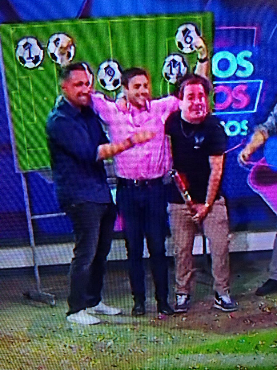 pipebustosrojas's tweet photo. @TNTSportsCL criticaron a Dibu M. Cuando hizo un gesto en el mundial y hoy un 🤡 con un cañón de confeti lo utiliza varias veces donde mismo. Veo el programa con mi hijo y mal el gesto hoy para finalizar. @ManuelDTP @gonzalofullu @Nakagol https://t.co/cEU5p8hycr