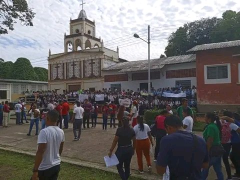 LiborioGuarulla: RT <a href="/untindigena/">UNT Amazonas</a>: #19Ene Docentes y trabajadores del municipio Atabapo salieron a las calles para unirse al paro nacional y reclamar por sus derechos contractuales. UNT Atabapo hizo el acompañamiento en unión a esta protesta 

#SomosUNT
#…
