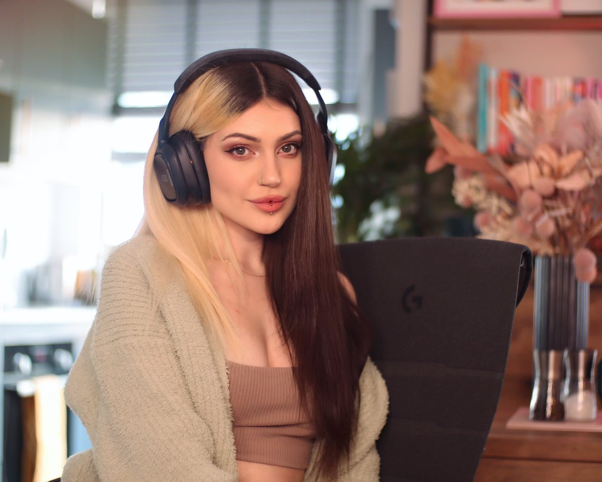 djarii's tweet image. Absolutely in LOVE with my new @HMGaming Embody chair! Thank you so much! #gifted #embody 

Genuinely just upgraded from my Aeron (had to catproof this one!) and it&apos;s the most comfortable chair I&apos;ve ever had. 🥺💖