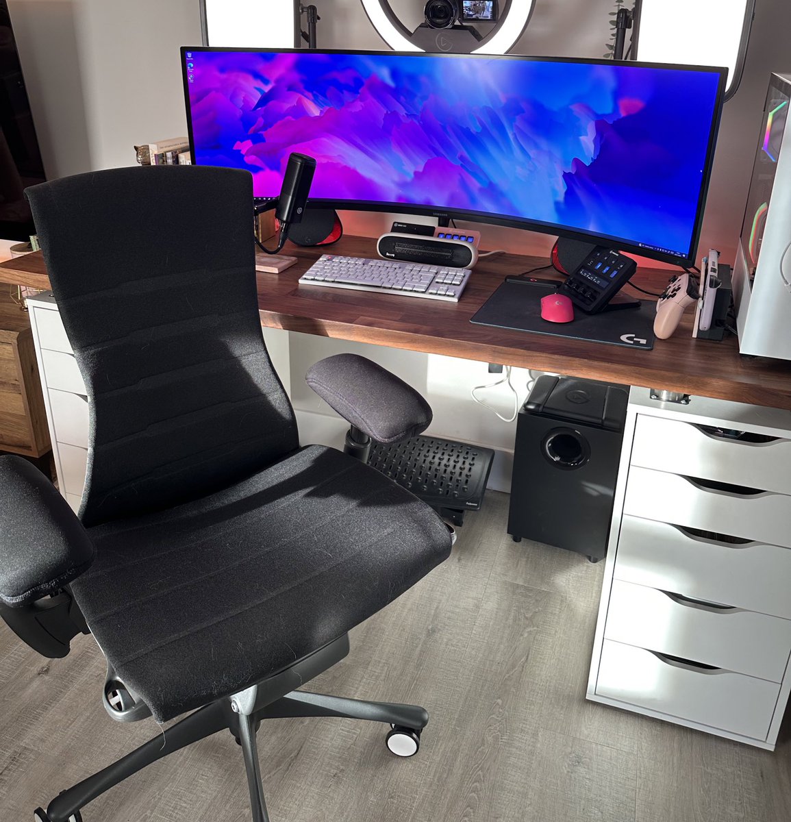 djarii's tweet image. Absolutely in LOVE with my new @HMGaming Embody chair! Thank you so much! #gifted #embody 

Genuinely just upgraded from my Aeron (had to catproof this one!) and it&apos;s the most comfortable chair I&apos;ve ever had. 🥺💖