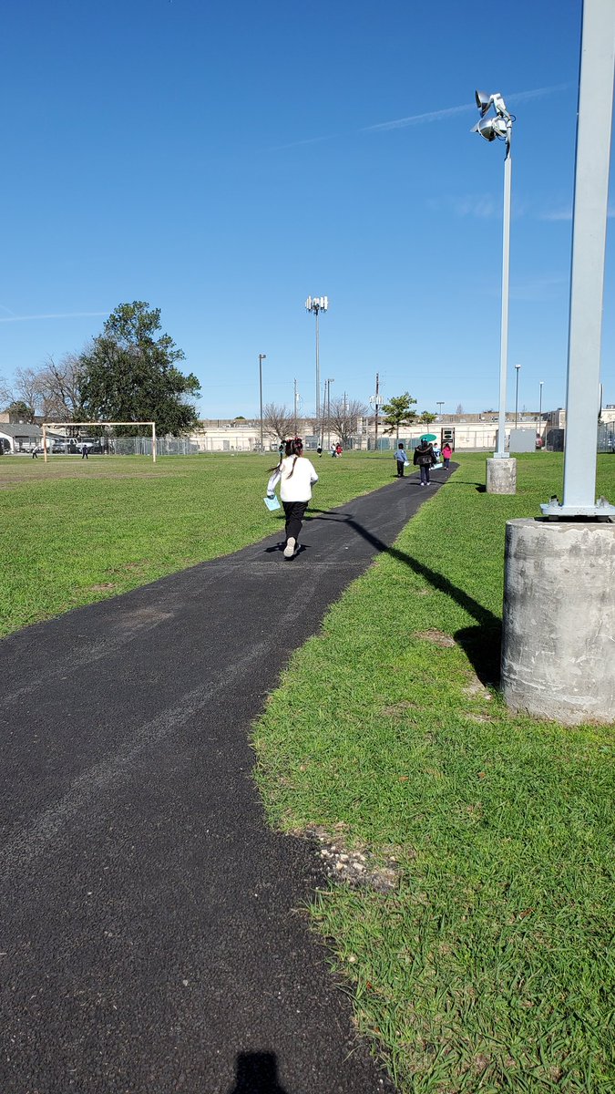BCE_PE's tweet photo. We had 1 kindergartener finish 10 laps today! Several 8s and 9s, too! Our #MiniBison are amazing. #MiniBisonMightyStrong #SnowflakeRun @Buffalo_Creek1 @SBISD_HFDept https://t.co/nH9VfP0yZv
