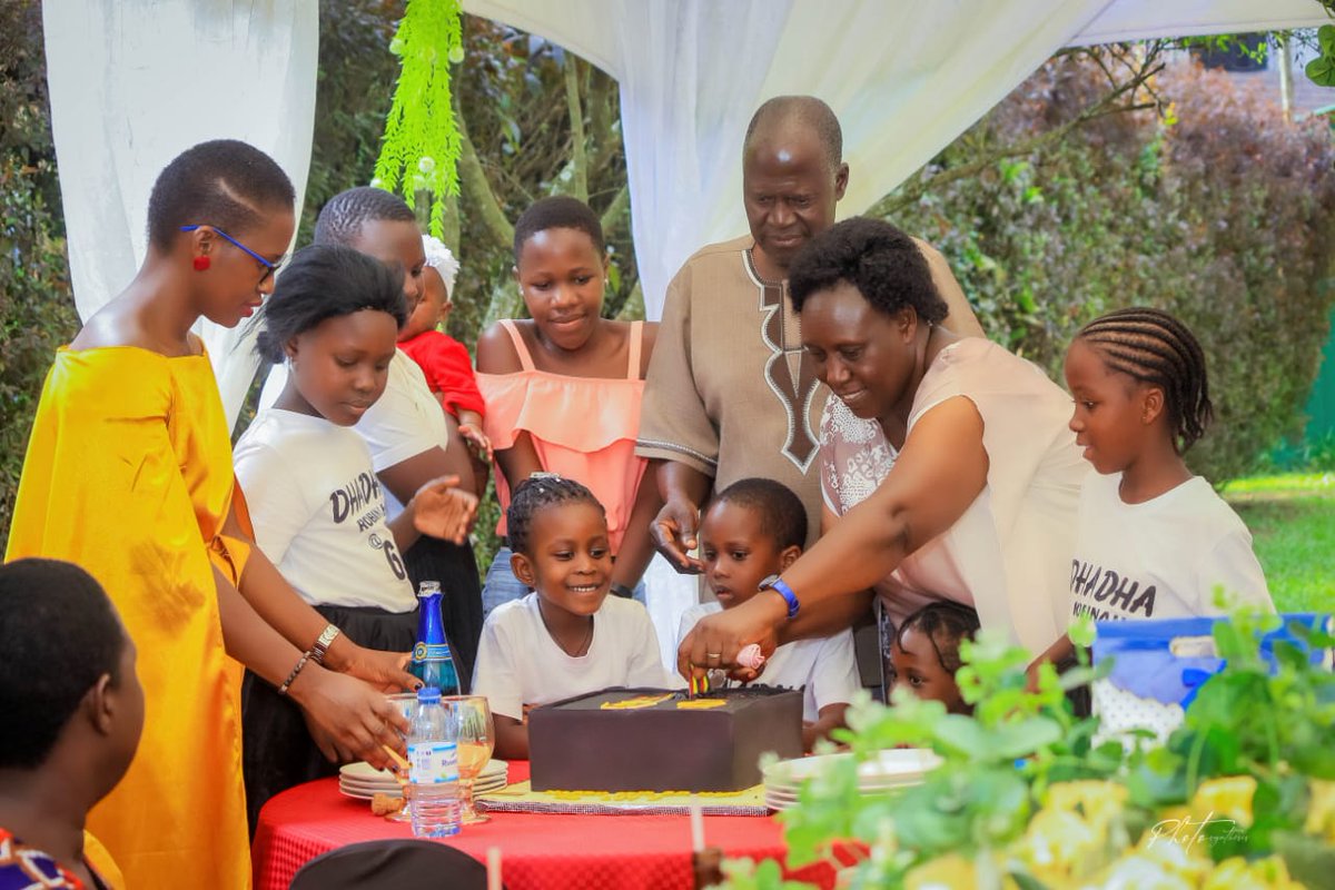 cakestudio_ug's tweet photo. #happybirthday2023 - #MedalofHonor cake awarded to #mum @60 🫶 ❤️ . Well deserved. 👏👏👏
A party without #tastyartcake is just a meeting. See how cake spices up the celebration. Thankyou for choosing #CakeStudioUganda 

#birthdaycelebration #birthdaycake #birthdayparty https://t.co/EbfGEiYOGG
