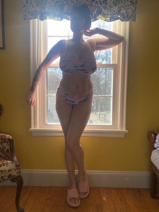 Just playing with the light (yes, my house slippers match this outfit 😉)&hellip; https://t.co/o86FDfciZ7<a href="/tag/asswednesday"class="tags"><span>#asswednesday</span></a>