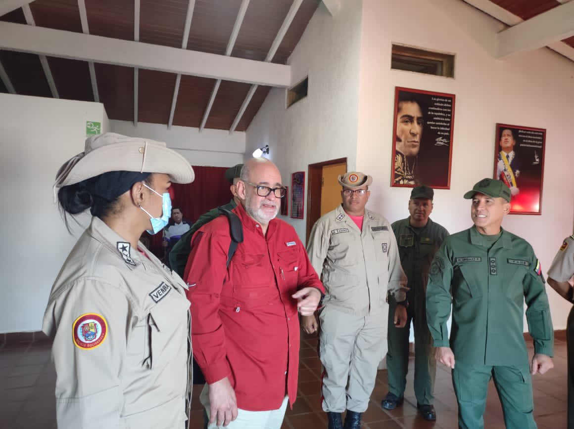 Hoy en el estado Zulia tuve un grato encuentro con mis hermanos de la FANB MG. Renier Urbaez Cmdte. REDI Occidente; GD. Henry Rodríguez Cmdte. ZODI Zulia; GB. Erasmo Ramos Cmdte. ZONA 11 GNB y líderes y lideresas de la Milicia Bolivariana. Gracias por tantas muestras de aprecio