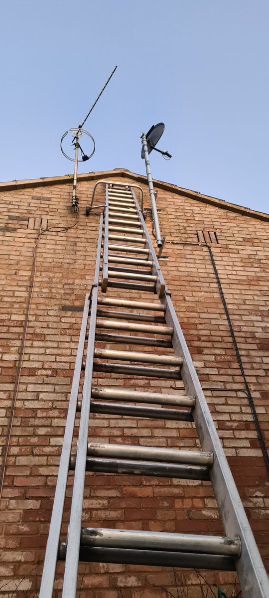 AerialsStephens's tweet image. A cold but sunny day in East Grinstead, our customers' dish had been damaged in recent winds. New heavy duty brackets and satellite dish fitted just in time before the sun goes down. Lovely views from up the ladder.
#EastGrinstead #freesat