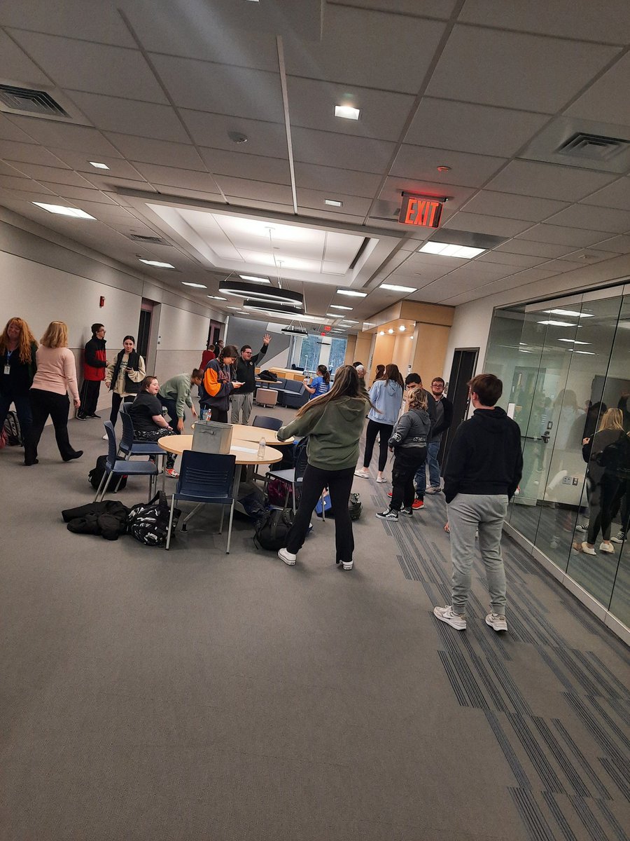 Hallway snowball fight at <a href="/_AHSBestBuddies/">AHS Best Buddies</a> today! ❄️