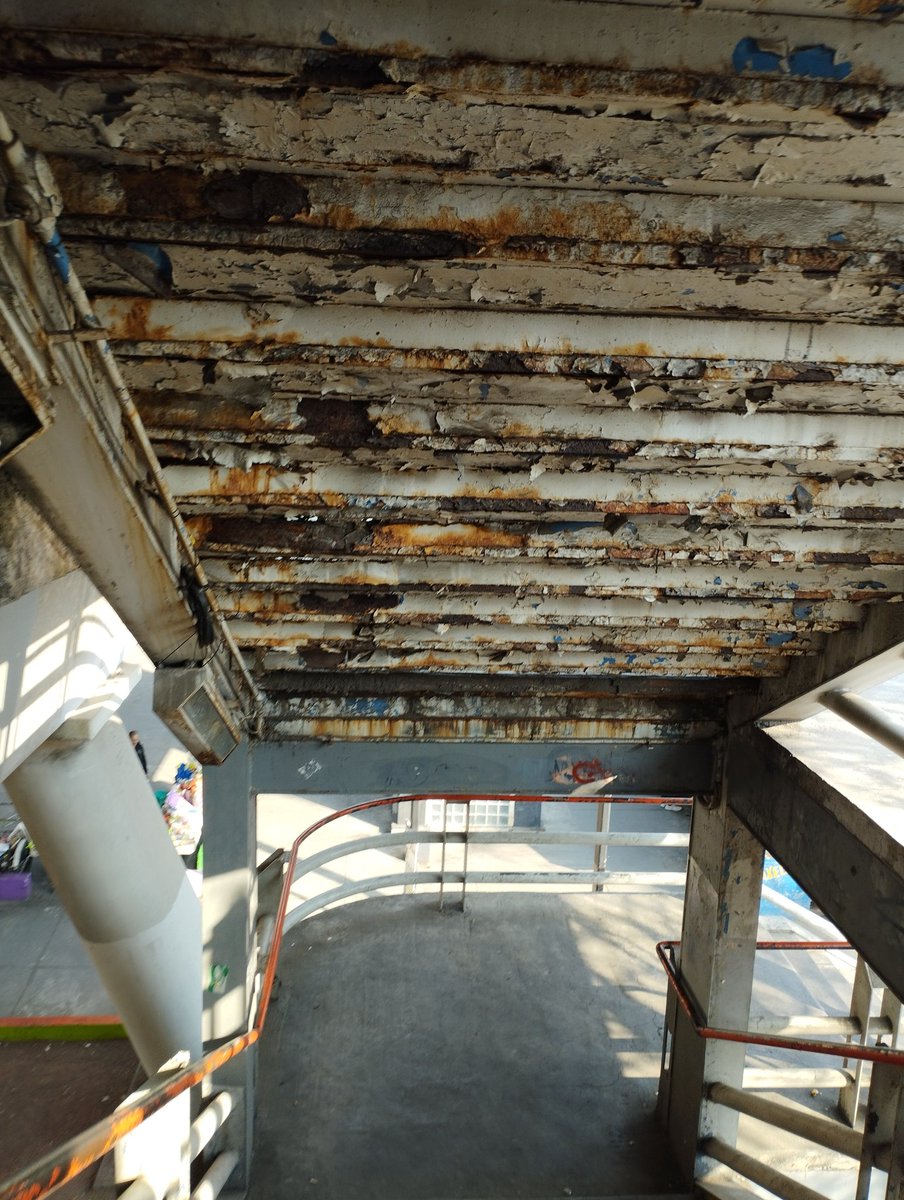 Hey <a href="/MetroCDMX/">MetroCDMX</a> <a href="/Claudiashein/">Claudia Sheinbaum Pardo</a> <a href="/GCalderon_Metro/">Guillermo Calderón</a> a ver cuándo reparan estás escaleras del acceso de la estación apatlaco porque ya el óxido esta afectando su resistencia.
Cuando se les caiga no vayan a decir que la falta de mantenimiento son "hechos atípicos"