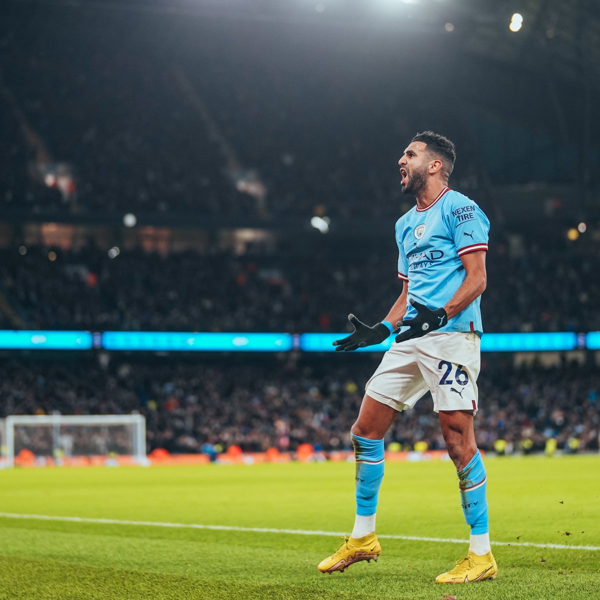 🔝 class display. Riyad Mahrez! 👏

🔵 4-2 ⚪️ #ManCity