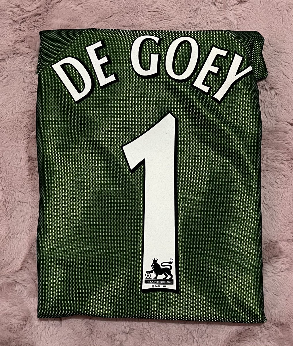 CfcShirtCollect's tweet photo. New addition to the GK range! 1998-2000 Ed De Goey Classic. Over the moon to add this to the collection! #chelseashirt #goalkeeper #chelseagoalkeeper #degoey #football https://t.co/wgPBxiJLBw