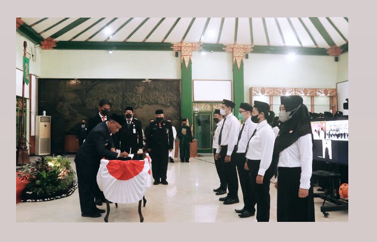 imelsahenny's tweet photo. Ternyata suruh maju juga.. jarenya le gawe laporan apik.. tak kiro oleh hadiah jebul oraaw 😂.. wes slamet pisan meneh ya pak! Ya semoga dengan tpp dan gaji sudah full uang jajan istri juga naik.. aamiin 😇.. (masih blm bisa menyamai punya NIP, doane ya pak lek nyusul 😇 aamiin😇 https://t.co/FVkGnajze1