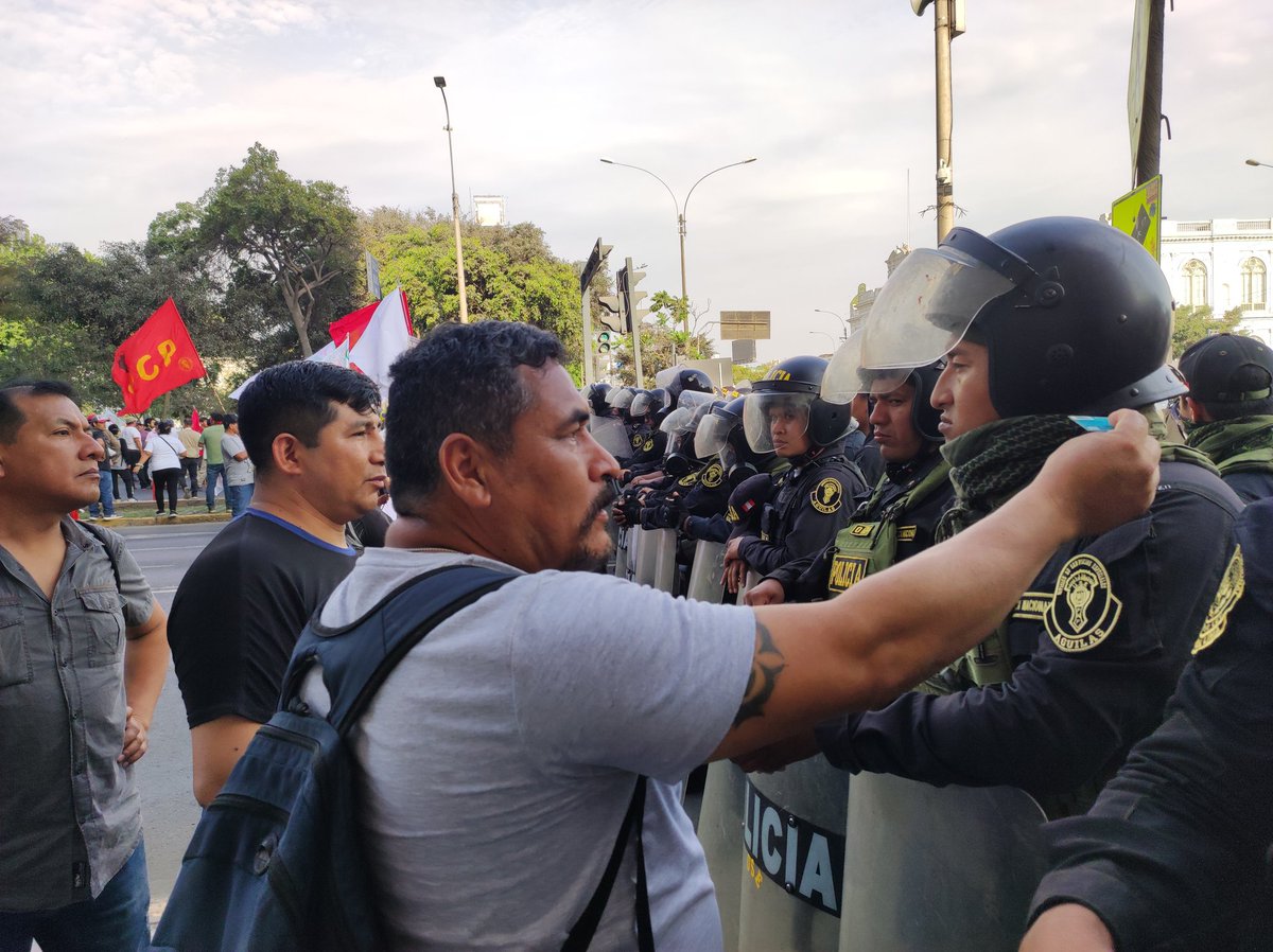 MARCOSPINOZASAL's tweet image. PNP impide el paso de ciudadanos que marchaban por la Av. Garcilaso de la Vega y Colón..