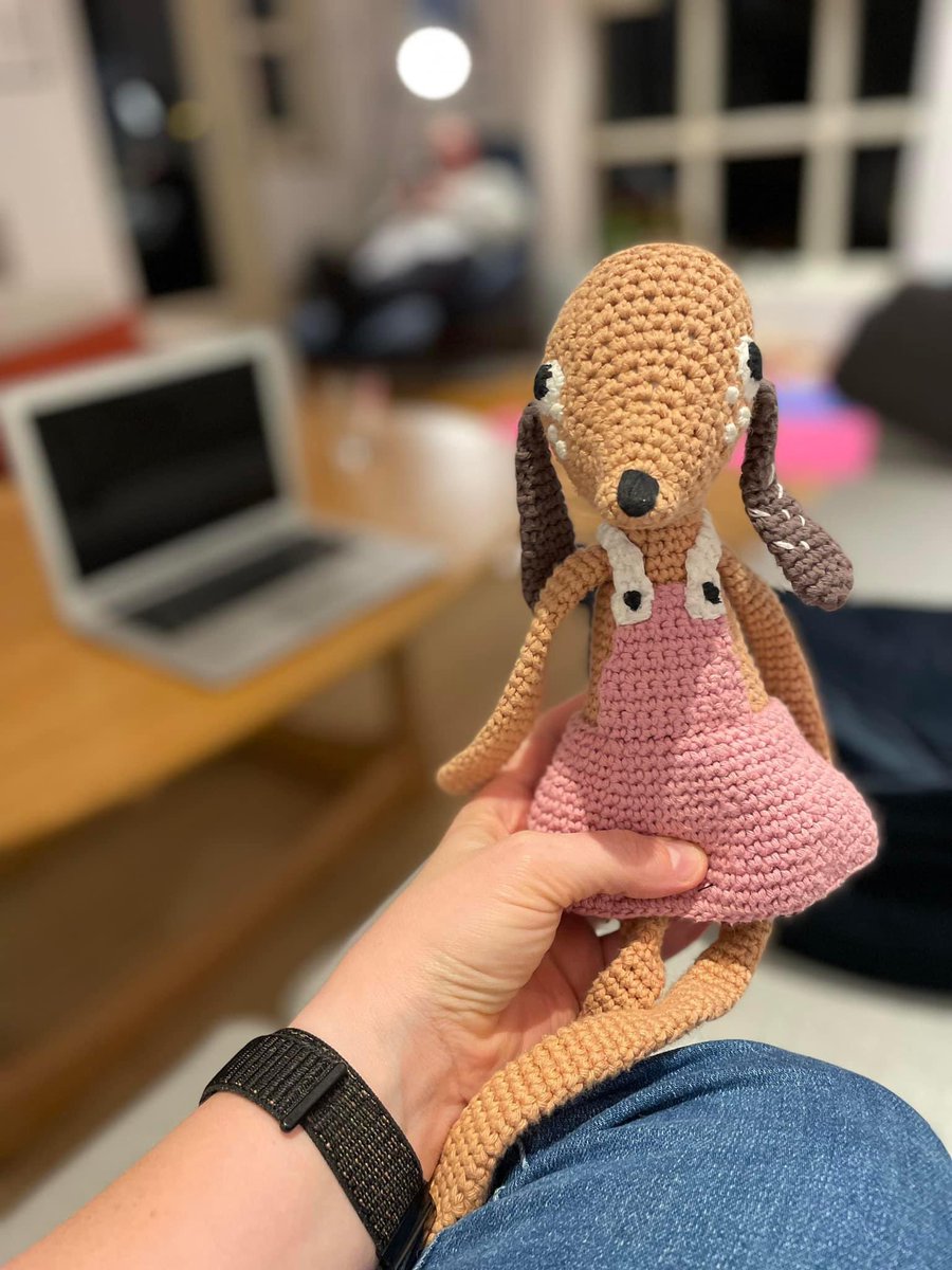 Hastende til toget på Nærbø stasjon mistet min datter og samboer dessverre favorittbamsen. Bamsen som hun klemmer i hånden når hun sover. Det er sikkert usannsynlig at denne twittermeldingen får bamsen hjem igjen, men en lettrørt pappa må allikevel prøve. Håper alle jærbuer deler