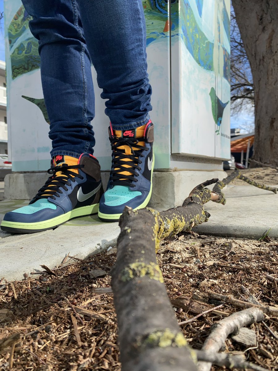 marcogolfs's tweet photo. Walking into the office, but couldn’t pass up a #kotd pic opportunity. @willstowehos @Jamiersen @tiona_deniece #snkrsliveheatingup https://t.co/S2FcB9DkYq