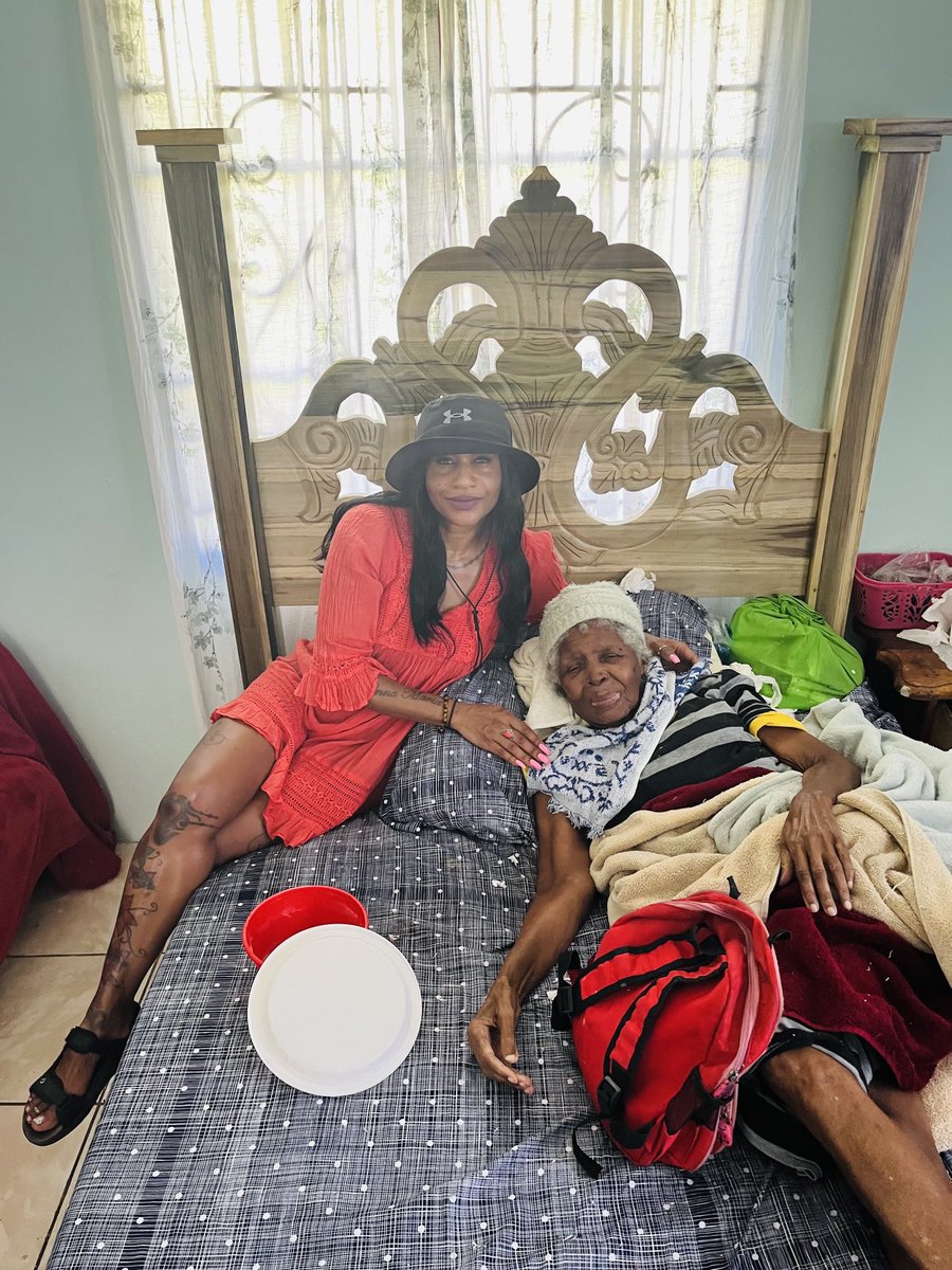 DonnaMariaAshm1's tweet photo. Port Antonio Jamaica. Re visit my childhood angel. She is 96yrs old.
She fed all the children , her soup pot runneth over🙏🏽💕💕… https://t.co/Q04N0nyOt8
