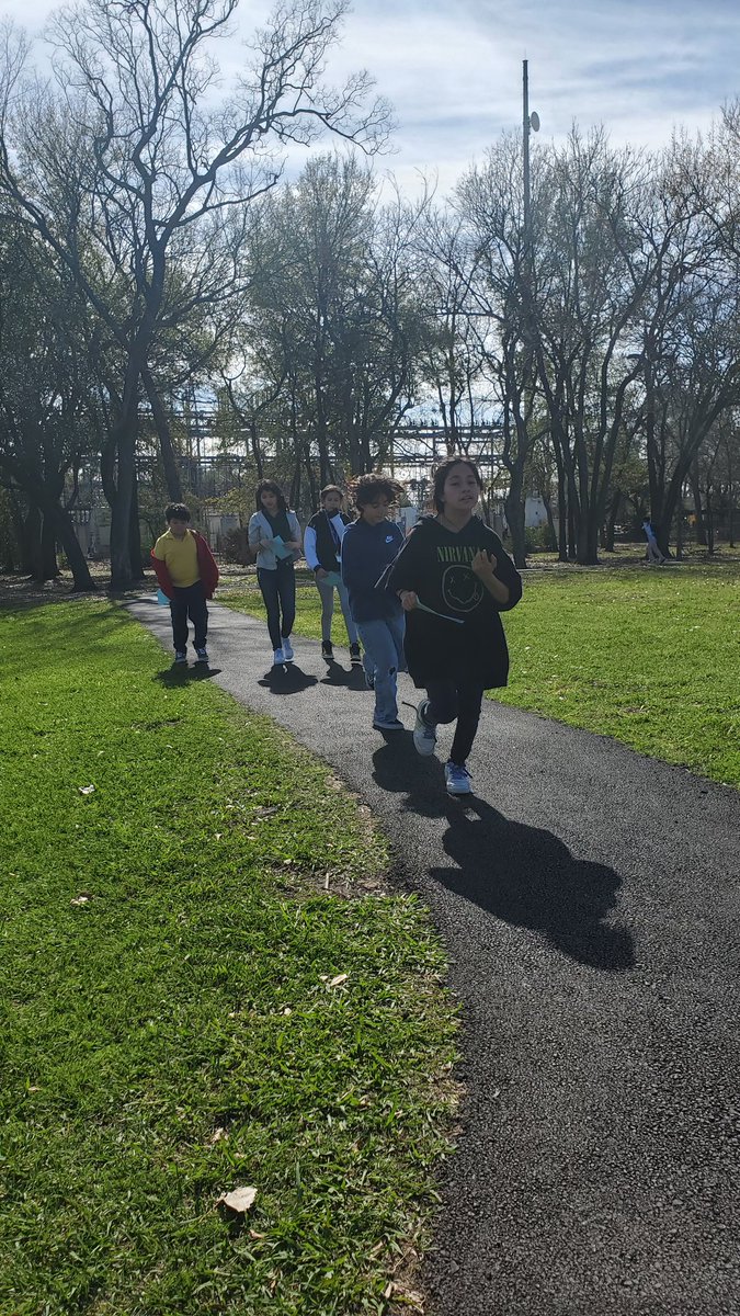 BCE_PE's tweet photo. Fitness days are a breeze for 5th grade. They're very competitive and want to outrun each other. #SnowflakeRun
@Buffalo_Creek1 @SBISD_HFDept https://t.co/mUQZp3c1cy
