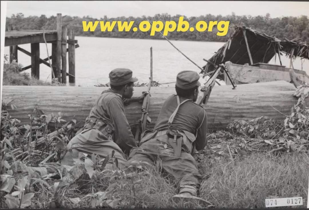 khirlani's tweet photo. Two West Papuan National Police patrolling the banks of the Maro River, Merauke 2 July 1962 to spy on Indonesian military infiltrators crossing the river.
#freewestpapua
#AlNassr 
#Iran 
#IRGCterrorists 
#IranRevolution 
#Iran https://t.co/r5vbzolcFQ