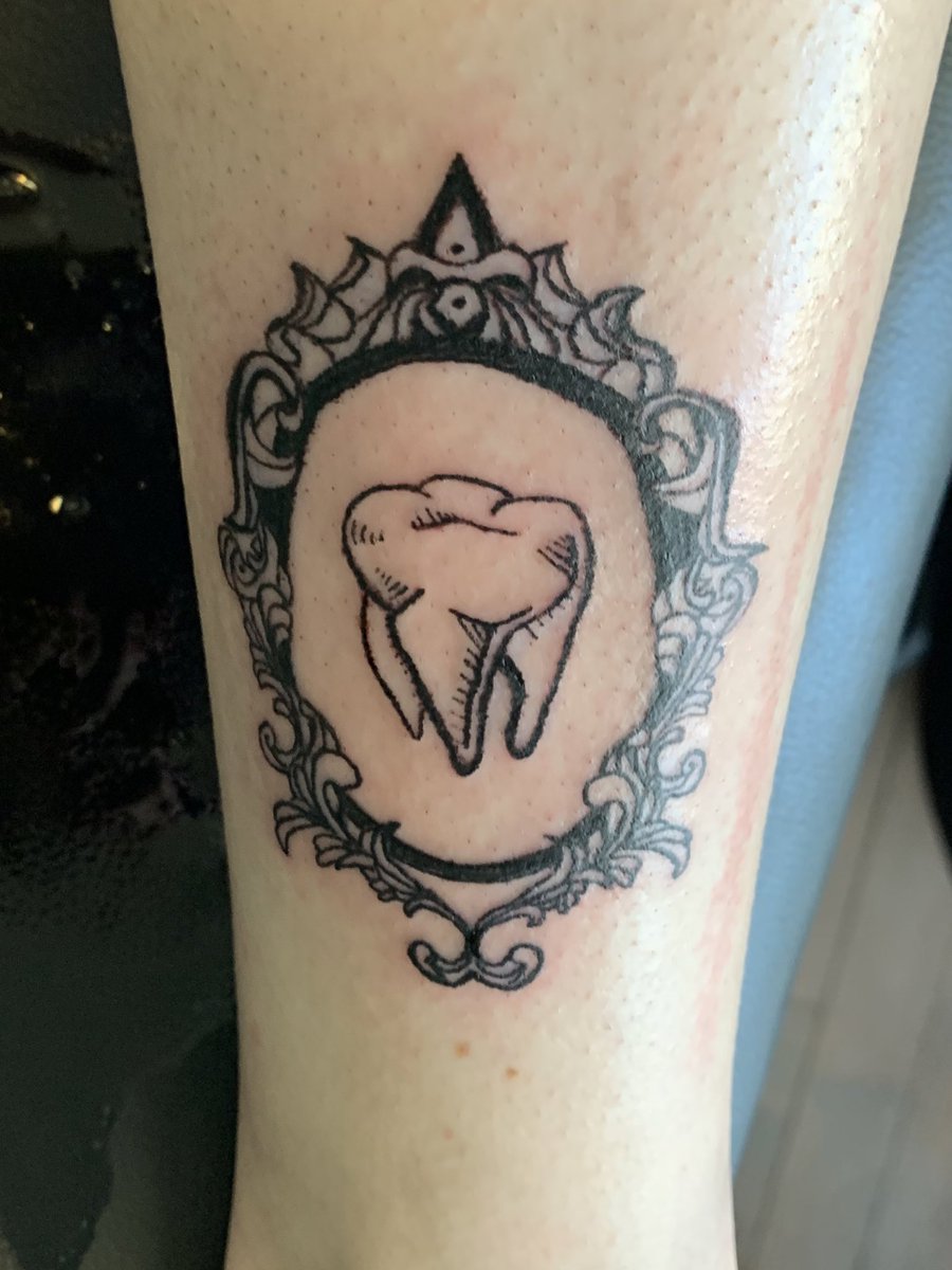 aavveery's tweet photo. new tattoo alert!!!!
(by @/weirdfriendtats on if) https://t.co/emgvy2uE6f