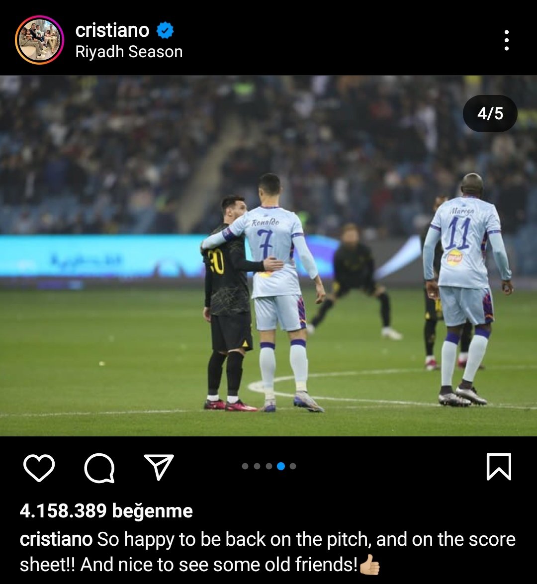 epikmessianlari's tweet photo. Ronaldo, Messi ile olan fotoğrafını post atarak "bazı eski dostları görmek güzel" yazdı.

10 dakika sonra Messi, Ronaldo ile sarıldığı videoyu hikayesinde paylaştı.

Bu gece biraz duygulandık.. https://t.co/zLrq1VB5RI