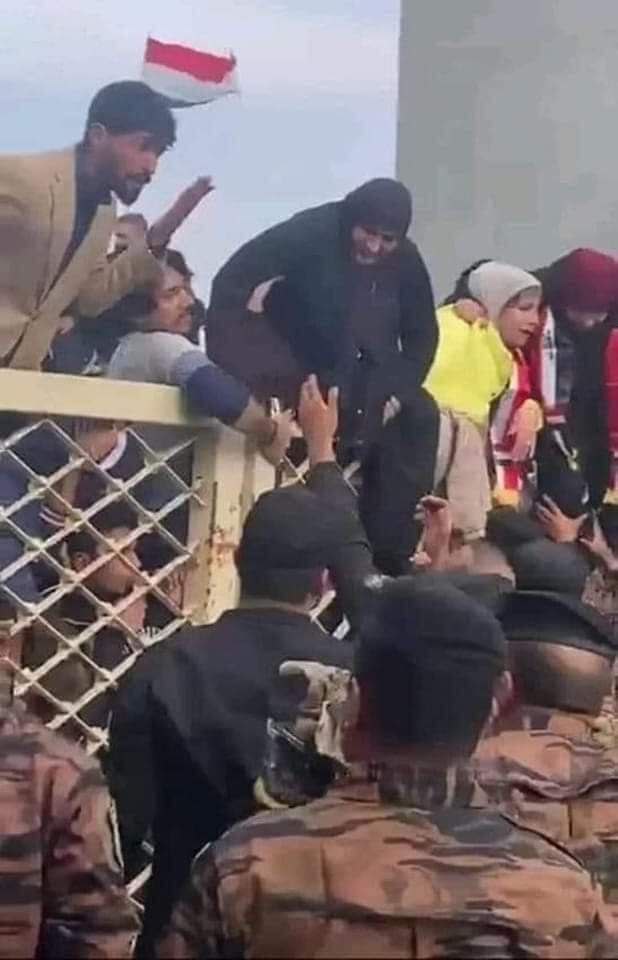 #وخزة..

 الحجية طفرة من فوك سياج الملعب
وبالبيت تصلي على الكرسي وتصيح مفاصلي توجعني ..

#كوم_ميديا..