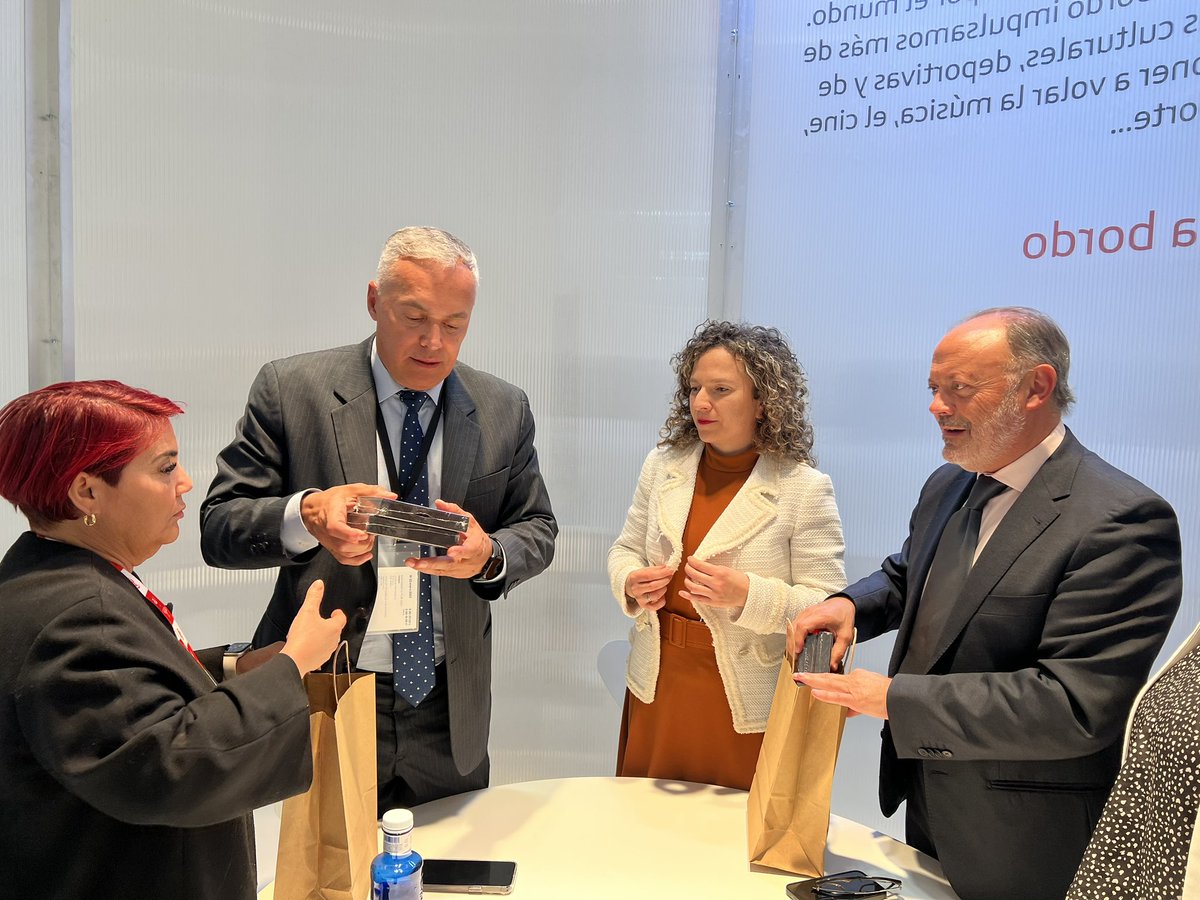 AliErnesto32's tweet photo. Desde @fitur_madrid, sostuvimos reunión de trabajo con Marina Colunga, Directora de Ventas; y Víctor Moneo, Director de Alianzas y Acuerdos Estratégicos de la importante aerolínea española @Iberia. 

¡Venezuela abierta al futuro!
@NicolasMaduro https://t.co/57ZzaFmxW1