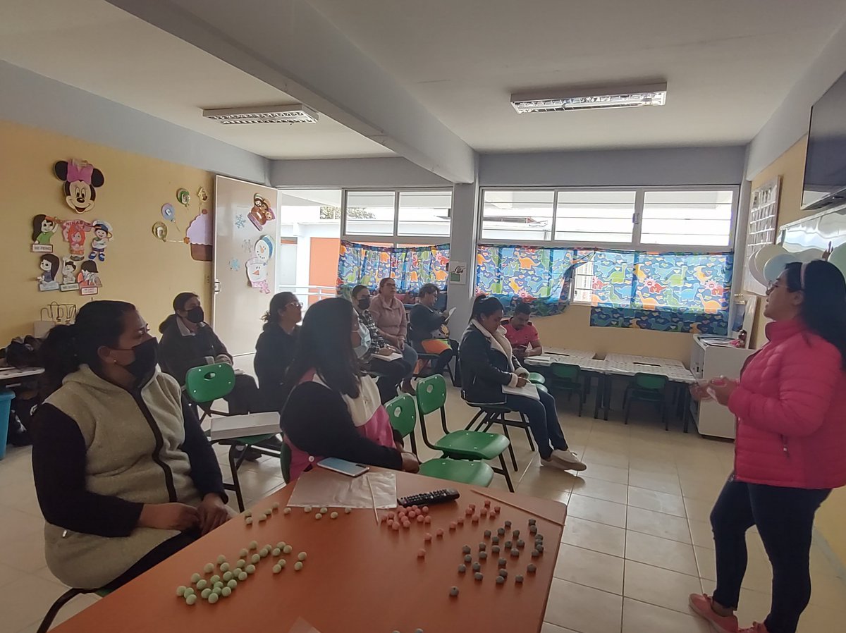 Cam5Temoaya's tweet photo. Está tarde se  analizaron  las estrategias que se llevarán a cabo en la institución educativa sobre el desarrollo sustentable basado en la metodología #STEM/STEAM que consistirá en el fortalecimiento de la hortaliza escolar y el reciclado y clasificación de basura. https://t.co/F3By0DOP5c
